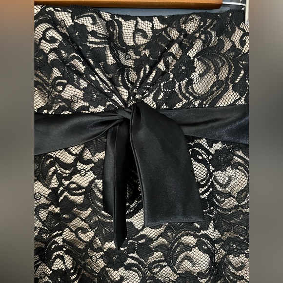 White House Black Market Ivory and Black Lace cocktail dress in Size 4 - Picture 3 of 5